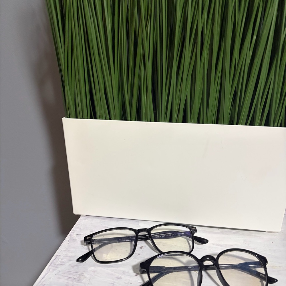 2 pairs of faux reading glasses